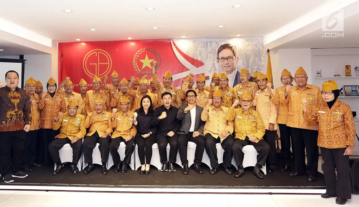 Komposer Addi MS hadir untuk berkumpul bersama Legiun Veteran Republik Indonesia (LVRI) di kawasan Bekasi pada Kamis (1/8/2019). Memperingati Hari Veteran Nasional, Addie MS memberikan donasi kepada para pejuang veteran yang telah berjasa kepada bangsa dan negara. (Fimela.com/ Bambang E Ros)