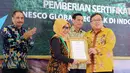 Menteri PPN / Kepala Bapppenas Bambang Brodjonegoro menerima sertifikat dari Unesco Global Geopark di Kementerian PPN/Bappenas, Jakarta, Kamis (12/07). (Liputan6.com/HO/Bappenas)