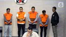 Mendra SB; Anggota Dewan Perwakilan Rakyat Daerah (DPRD) Kabupaten Ogan Komering Ulu periode 2024-2029, Robi Vertigo; Wakil Ketua Dewan Perwakilan Rakyat Daerah (DPRD) Kabupaten Ogan Komering Ulu periode 2024-2029, Parwanto; dan Ahmat Thoha (dari kiri ke kanan) saat mengikuti rilis penetapan penahanan di Gedung Merah Putih Komisi Pemberantasan Korupsi (KPK), Jakarta, Kamis 20 November 2025. Komisi Pemberantasan Korupsi (KPK) menahan empat tersangka baru dugaan kasus suap di Dinas Pekerjaan Umum dan Perumahan Rakyat (PUPR) Kabupaten Ogan Komering Ulu (OKU), Sumatera Selatan. (Liputan6.com/Helmi Fithriansyah)