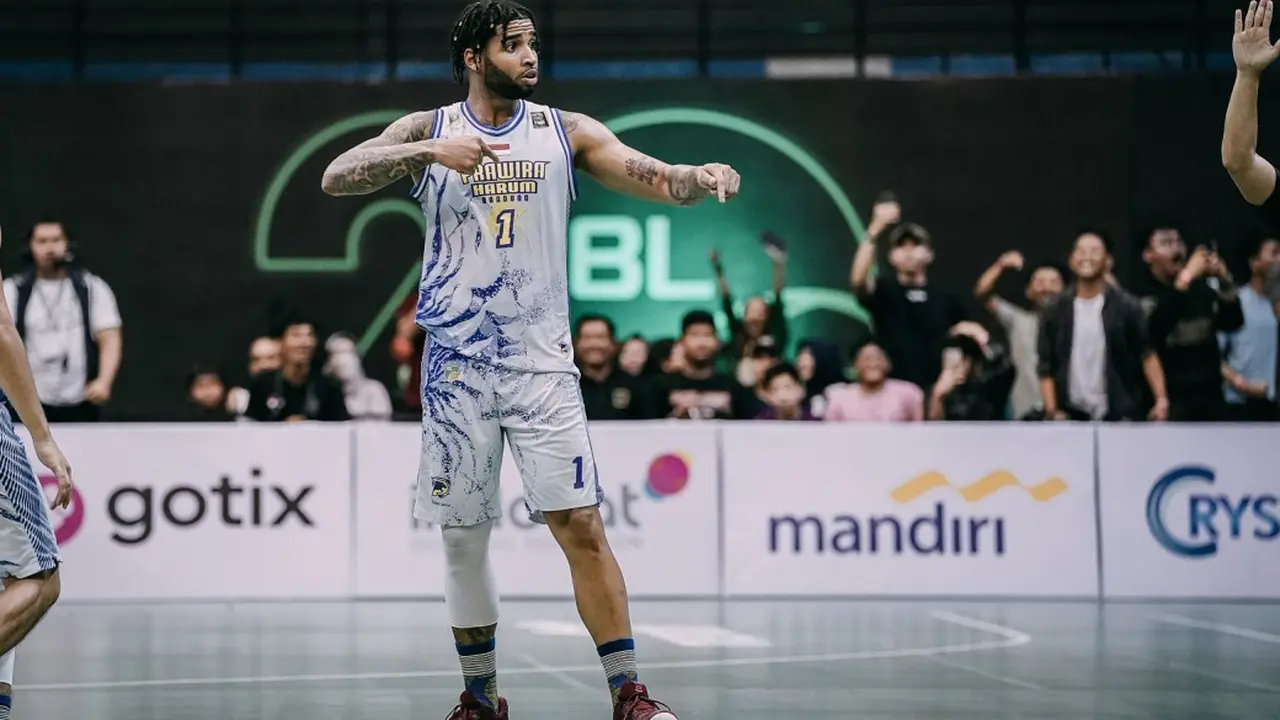 Pemain asing Prawira Bandung Brandone Francis beraksi di IBL 2023