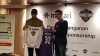 Perusahaan software, Mekari, resmi menjalin kerja sama sponsorship dengan klub peserta IBL 2020, Amartha Hangtuah. (Bola.com/Zulfirdaus Harahap)