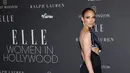 Atasan yang menarik perhatian itu memamerkan sedikit bagian bawah payudara dan juga memamerkan bagian tengah tubuh Jennifer Lopez. (KEVIN WINTER / GETTY IMAGES NORTH AMERICA / Getty Images via AFP)
