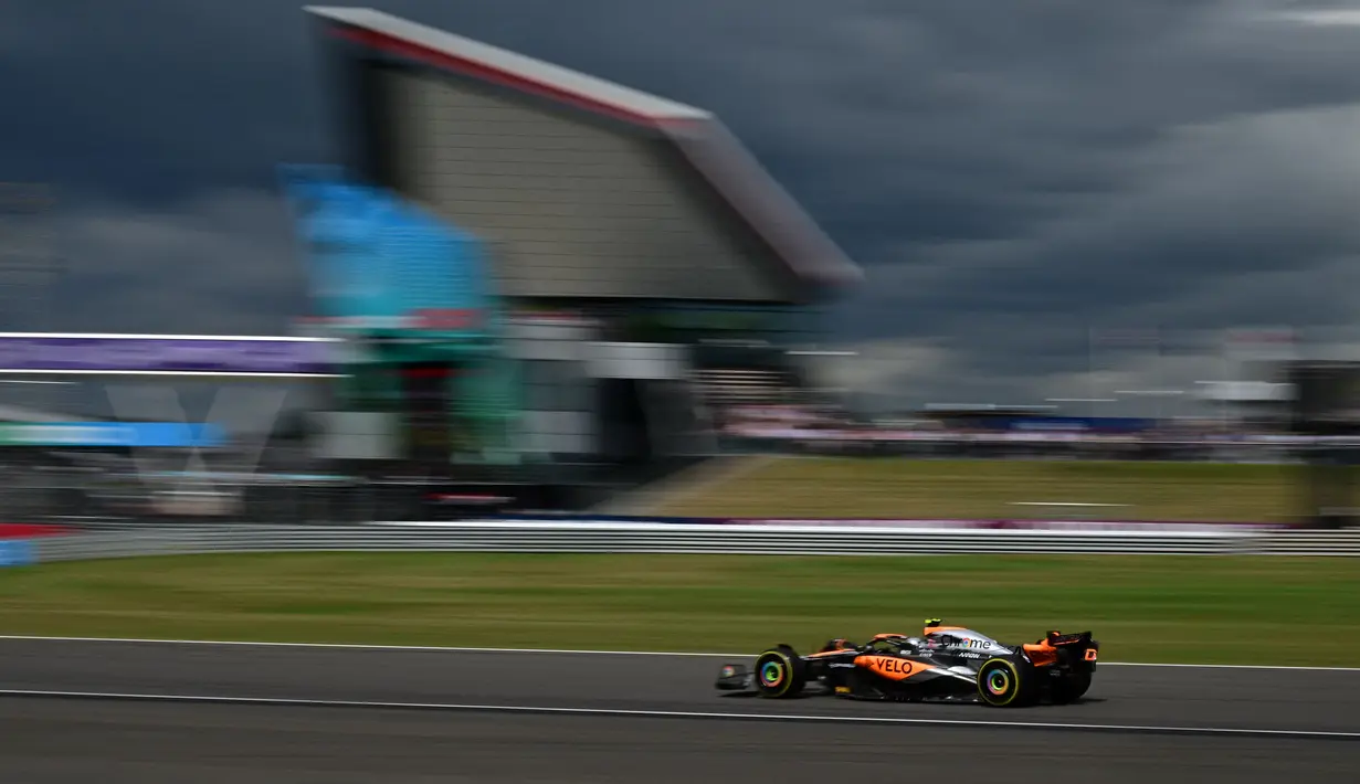 Pembalap McLaren, Lando Norris memacu mobilnya saat balapan Formula 1 GP Inggris yang berlangsung di Sirkuit Silverstone, Inggris, 9 Juli 2023. (AFP/Ben Stansall)