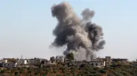 Asap mengepul setelah serangan udara pemerintah Suriah di Distrik Maaret al-Numan, Provinsi Idlib, Rabu (18/12/2019). Serangan terhadap Idlib terjadi dalam beberapa pekan terakhir. (Abdulaziz KETAZ/AFP)
