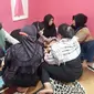 Ibu dari DAL, korban tembok roboh MTSN 19 Jakarta, Yusnia pingsan usai dari pemakaman. (Merdeka/Lydia Fransisca)