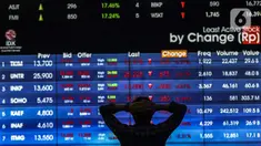 Karyawan melihat layar Indeks Harga Saham Gabungan (IHSG) di Bursa Efek Indonesia, Jakarta, Jumat (22/1/2021). Pada hari ini, IHSG melemah pada penutupan sesi pertama menyusul perpanjangan Pemberlakuan Pembatasan Kegiatan Masyarakat (PPKM). (Liputan6.com/Johan Tallo)