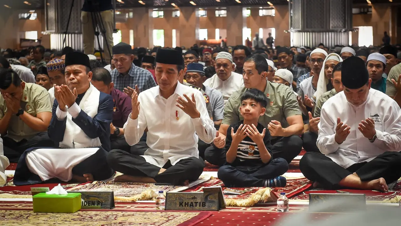 Presiden Joko Widodo atau Jokowi bersama cucu pertamanya, Jan Ethes Srinarendra, melaksanakan salat Jumat berjemaah di Masjid Istiqlal, Jakarta, Jumat (23/6/2023).