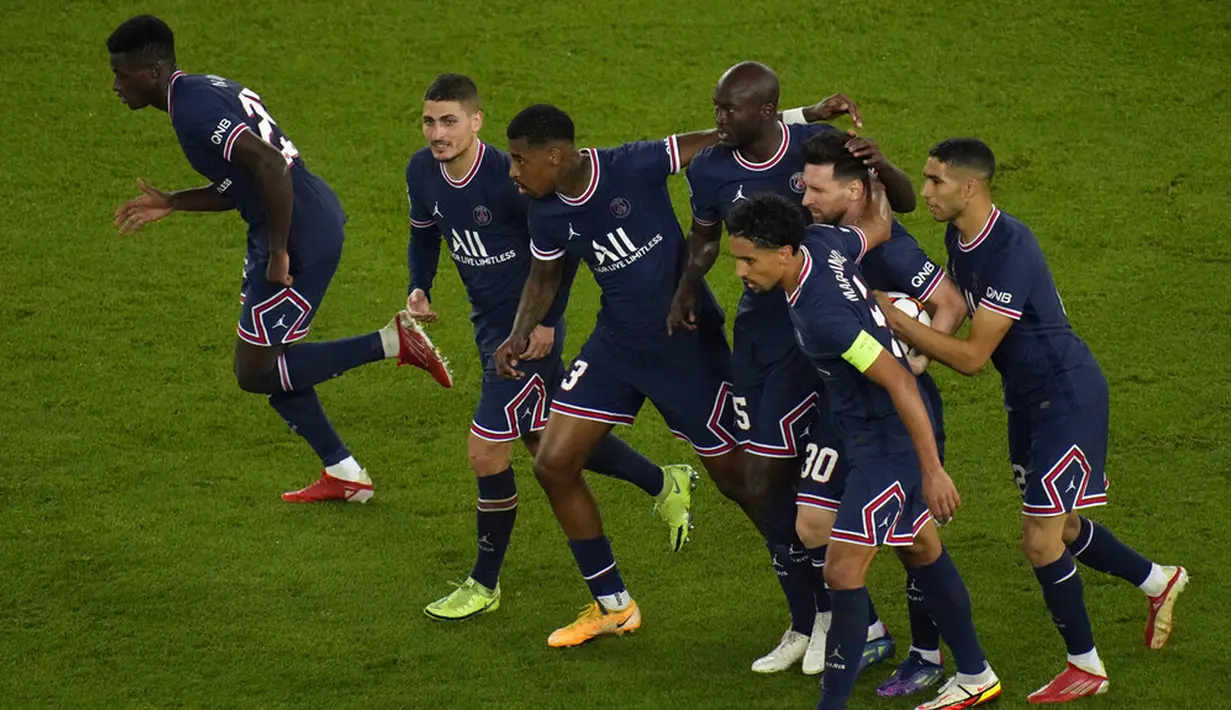 Pemain Paris Saint-Germain Lionel Messi (kedua kanan) melakukan selebrasi bersama rekan setimnya usai mencetak gol ke gawang RB Leipzig pada pertandingan sepak bola Grup A Liga Champions di Stadion Parc des Princes, Paris, Prancis, Selasa (19/10/2021). PSG menang 3-2. (AP Photo/Christophe Ena)