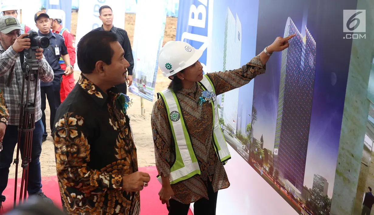 Menteri BUMN RI Rini Soemarno didampingi Direktur Utama PT. Bank Rakyat Indonesia (Persero) Tbk Suprajarto meninjau lokasi saat groundbreaking gedung BRI di Gatot subroto, Jakarta, Rabu (27/12). (Liputan6.com/Angga Yuniar)