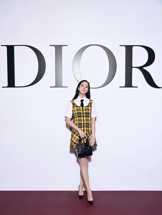 Jisoo BLACKPINK turut menghadiri show Dior di Paris Fashion Week. Di sini, ia tampil mengenakan plaid dress berwarna kuning dan hitam, kemeja katun putih polos, dengan dasi hitam. Ini merupakan koleksi Dior Pre Fall 2022. Foto: Document/Dior.