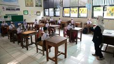 Guru memberikan materi pelajaran saat hari pertama uji coba pembelajaran tatap muka di SD Negeri 14 Pondok Labu, Jakarta, Senin (30/8/2021). Pemprov DKI melalui Dinas Pendidikan Provinsi DKI Jakarta memberlakukan sekolah tatap muka terbatas tahap 1 sebanyak 610 sekolah. (Liputan6.com/Faizal Fanani)