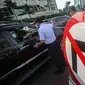 Petugas gabungan memberikan arahan kepada pengendara saat uji coba rekayasa lalu lintas di kawasan Bundaran HI, Jakarta Pusat, Senin sore (4/7/2022). Rekayasa lalu lintas di Bundaran HI merupakan salah satu upaya memperlancar arus lalin di Jenderal Sudirman Thamrin. (Liputan6.com/Faizal Fanani)