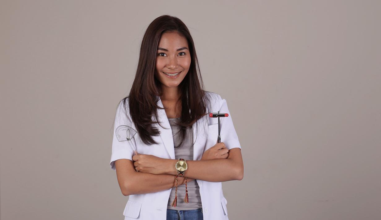 Fisioterapi PBR, Adinda Pricilla (Cia) adalah wanita pertama yang terjun sebagai fisioterapi untuk klub sepak bola profesional di Indonesia, Kamis (10/12/2015). (Bola.com/Nicklas Hanoatubun)