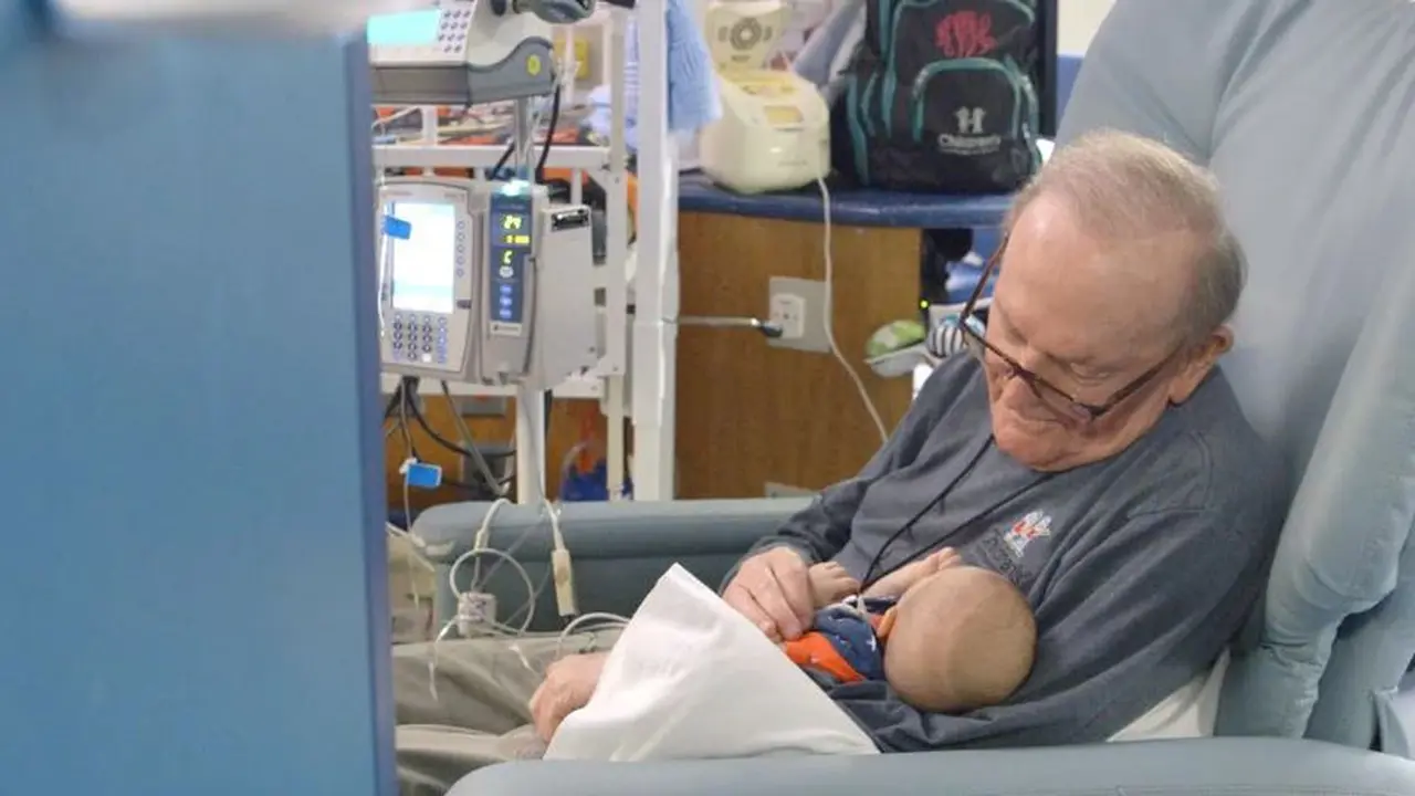 Si Kakek ICU, David Deuthcman, kala sedang bertugas memeluk bayi sakit atau bayi prematur. (Foto: Children's Healthcare of Atlanta via People)