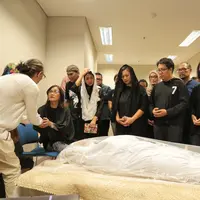 Para teman sesama musisi terus berdatangan ke rumah duka di Rumah Sakit Pondok Indah, Bintaro, Tangerang Selatan sejak Senin (5/2/2018) pagi. Yockie Suryo Prayogo meninggal dunia pada pukul 07.35 WIB. (Adrian Putra/Biintang.com)