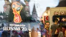 Katedral St. Basil terlihat di cermin saat orang-orang mencari belanjaan di toko resmi Piala Dunia FIFA 2018 di State Shop, GUM, di Moskow, Rusia, (13/7). Kota moskow akan menjadi tuan rumah Final Piala Piala Dunia 2018.  (AP Photo/Pavel Golovkin)