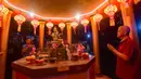 Umat Khonghucu melakukan sembahyang pada malam Tahun Baru Imlek di Wihara Kwan In Thang, Pondok Cabe, Tangerang Selatan, Senin (16/2/2026). Malam Tahun Baru Imlek 2577 Kongzili di Vihara Kwan In Thang, Pondok Cabe, Tangerang Selatan, berlangsung khidmat. (merdeka.com/Arie Basuki)