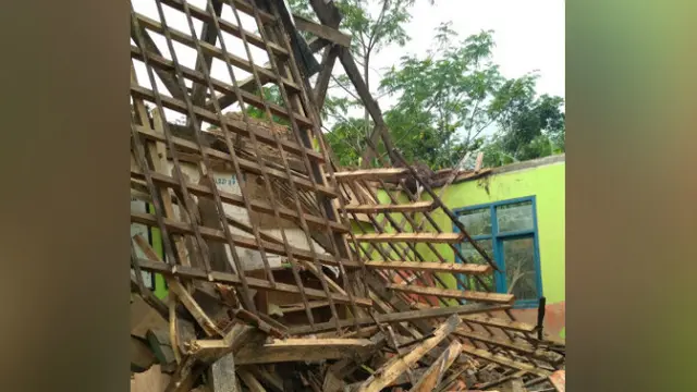 Ruang Kelas SD Negeri Loji di Sukabumi Ambruk