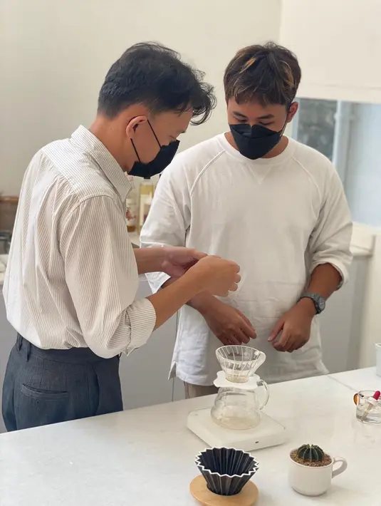 Tak hanya nongkrong berdua, ternyata dalam kesempatan ini Cello juga ditemani Yuni Shara belajar meracik kopi langsung pada baristanya. (FOTO: instagram.com/cello_shn)