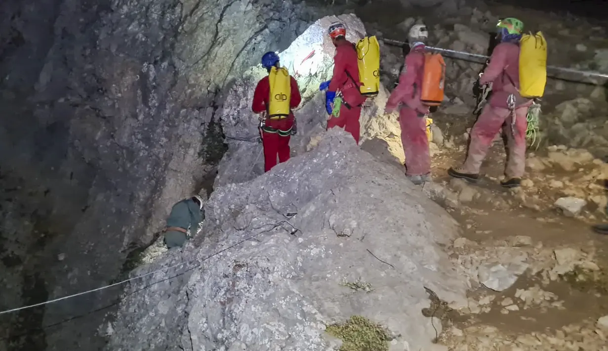Federasi Caving Turki menyebutkan bahwa Dickey diduga menderita pendarahan gastrointestinal atau pendarahan saluran pencernaan yang membuatnya tidak dapat bergerak sendiri.  (CNSAS Via AP)