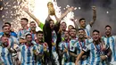 <p>Pemain Argentina Lionel Messi bersama rekan setimnya mengangkat trofi juara usai mengalahkan Prancis pada pertandingan sepak bola final Piala Dunia 2022 di Stadion Lusail, Lusail, Qatar, 18 Desember 2022. Argentina menang 4-2 dalam adu penalti setelah pertandingan berakhir imbang 3 -3. (AP Photo/Martin Meissner)</p>