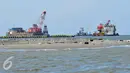 Alat berat digunakan untuk menyelesaikan proyek Pulau G Reklamasi Teluk Jakarta di Muara Angke, Jakarta, Selasa (5/4). Izin reklamasi Pulau G yang sudah keluar kini tengah menjadi subjek gugatan di PTUN Jakarta. (Liputan6.com/Gempur M Surya)