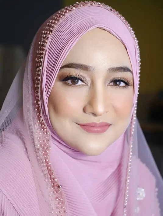 Cindy Fatika Sari tampil dengan makeup flawless mengenakan blush on pink dan lipstik merahnya. Membuatnya tampil fresh. @bidurybeauty