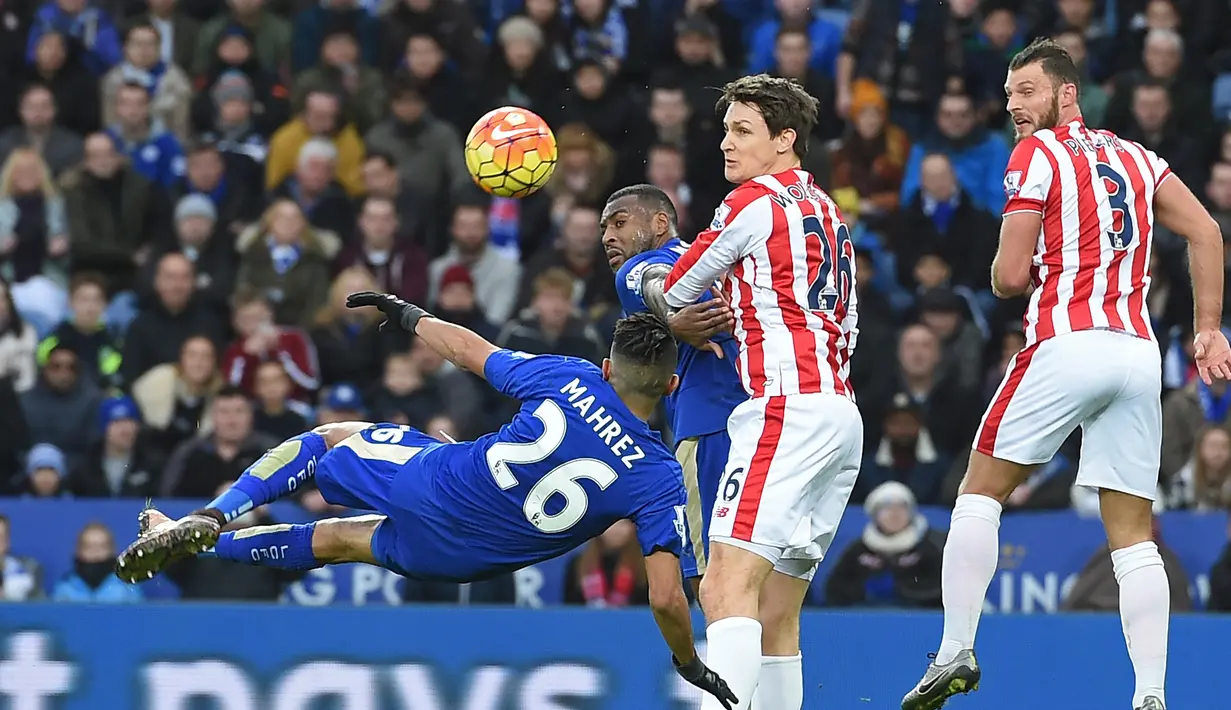 Pemain Leicester City', Riyad Mahrez (kiri) berusaha menendang bola ke arah gawang Stoke City dalam laga Liga Inggirs di Stadion King Power Stadium, Leicester, (23/1/ 20160. (AFP/Paul Ellis)