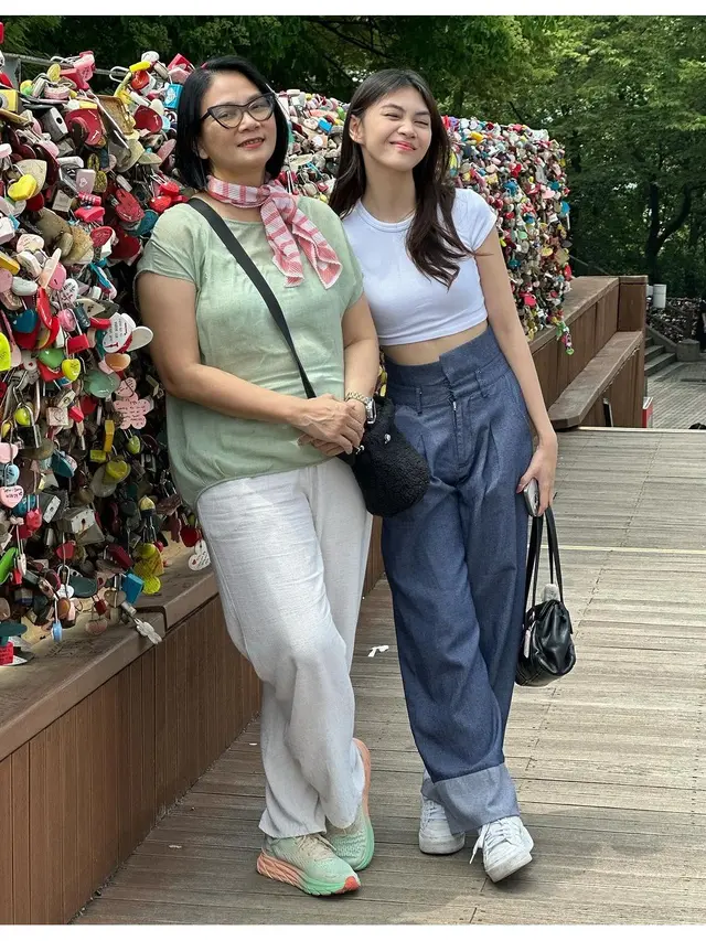 6 Potret Dian Nitami dan Sasi Asmara Kondangan Bareng, Ibu Anak Kompak