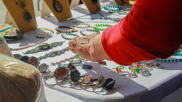 Kalung Pendek dengan Pengait Aman
