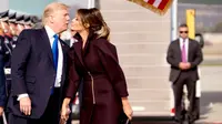 Presiden Trump dan Melania berciuman setelah melewati barisan tentara di Pangkalan Udara Osan, Pyeongtaek, Korea Selatan, (7/11). Trump melakukan kunjungan ke lima negara Asia Jepang, Korea Selatan, China, Vietnam dan Filipina. (AP Photo / Andrew Harnik)