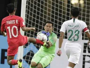 Kiper Timnas Indonesia, Andritany Ardhiyasa, menangkap bola saat melawan Singapura pada laga Piala AFF di Stadion Nasional, Singapura, Jumat (9/11). Singapura menang 1-0 atas Indonesia. (Bola.com/M. Iqbal Ichsan)