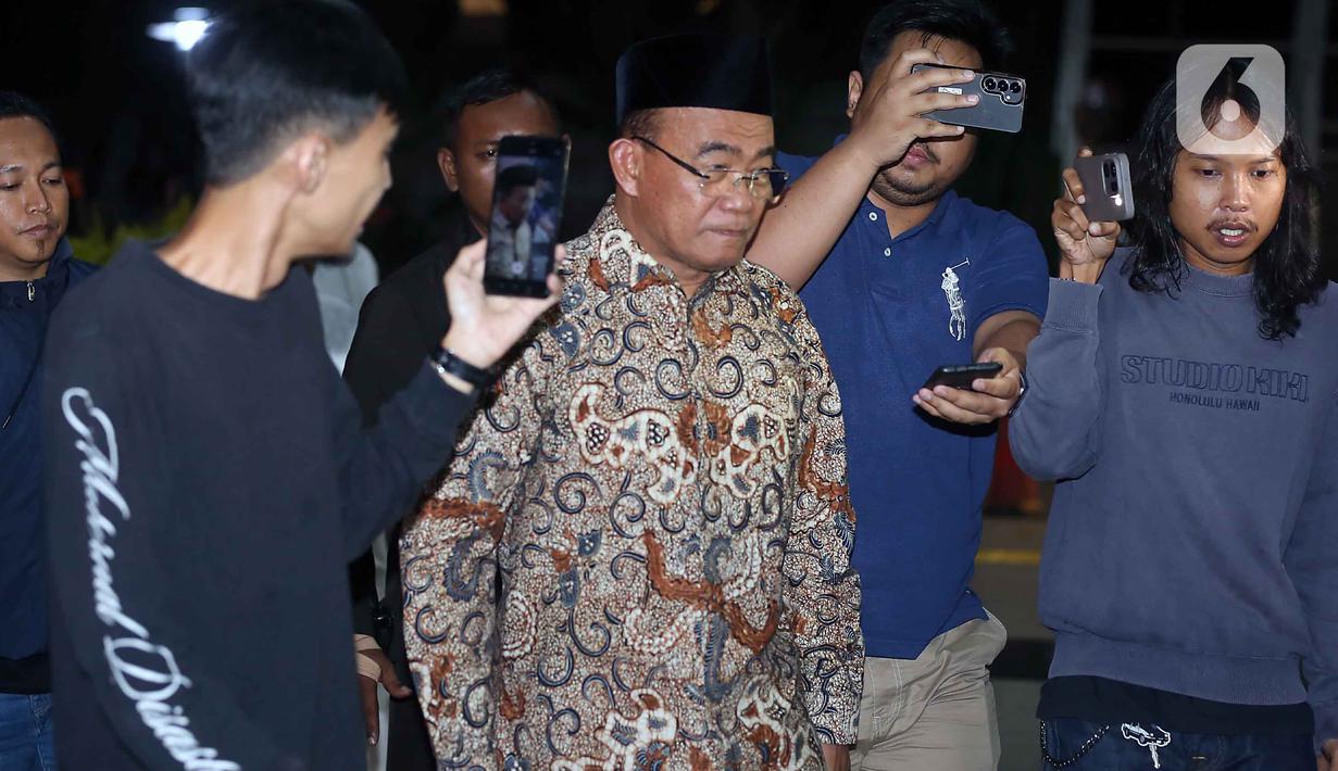 Penasihat Khusus Presiden Bidang Haji, Muhadjir Effendy, saat memasuki area Gedung Merah Putih Komisi Pemberantasan Korupsi (KPK), Jakarta, Senin (18/5/2026). (Liputan6.com/Helmi Fithriansyah)