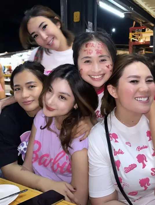 Keseruan tak hanya sampai situ, wajah Gritte pun digambar love-love serta tulisan merah Bride To Be. Menandakan jika sebentar lagi ia akan menikah. @shannonnwoong