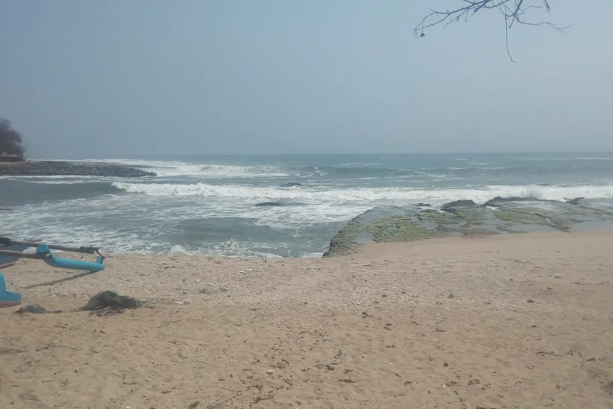 Nampak ombak besar di Pantai Rancabuaya, salah satu pantai selatan Garut