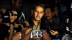 Usai diperiksa penyidik KPK, Anggito Abimanyu diserbu awak media, Jakarta, Selasa (28/10/2014). (Liputan6.com/Miftahul Hayat)