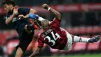 Pertarungan sengit tersaji di laga serie A antara Inter Milan dengan AC Milan di Stadio Giuseppe Meazza, Senin (20/4/2015). Inter Milan bermain imbang 0-0 dengan AC Milan. (AFP PHOTO/Giuseppe Cacace)