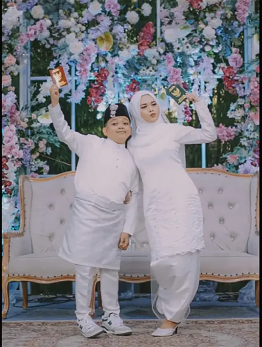 Pesta pernikahan Megi dan Reva menggelar konsep outdoor dengan nuansa putih. Sedangkan pesta resepsi mengusung tema hijau tua. Megi juga mengenang saat melamar Reva di sebuah bioskop pada 7 April 2023 lalu. [Instagram/megiirawann]
