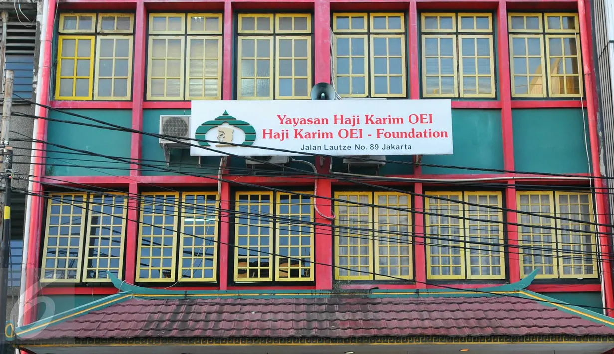 Masjid Lautze berdiri di tengah-tengah daerah perdagangan, gedung berlantai empat di Jalan Lautze No 87-89, Pasar Baru, Jakarta ini seperti layaknya ruko (rumah toko), Jakarta, Sabtu (11/6).(Liputan6.com/Yoppy Renato).