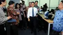 Menteri Pendayagunaan Aparatur Negara dan Reformasi Birokrasi (MenPAN-RB), Yuddy Chrisnandi (tengah) berkeliling ruang redaksi Liputan6.com, Jakarta, Senin (10/11/2014). (Liputan6.com/Helmi Fithriansyah) 