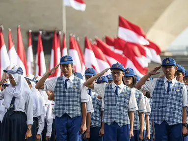 Peserta mengikuti Apel Gelar Nasional Bela Negara 2016 di Silang Monas, Jakarta, Selasa (23/8). Apel yang diikuti 10.000 peserta ini dipimpin langsung oleh Menteri Pertahanan (Menhan) Ryamizard Ryacudu. (Liputan6.com/Faizal Fanani)