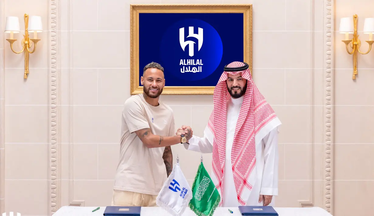Presiden Al Hilal, Fahad bin Nafel, foto bersama pemain baru Neymar saat penandatangan kontrak di Paris, Selasa (15/8/2023). (Photo by Saudi Pro League / AFP)