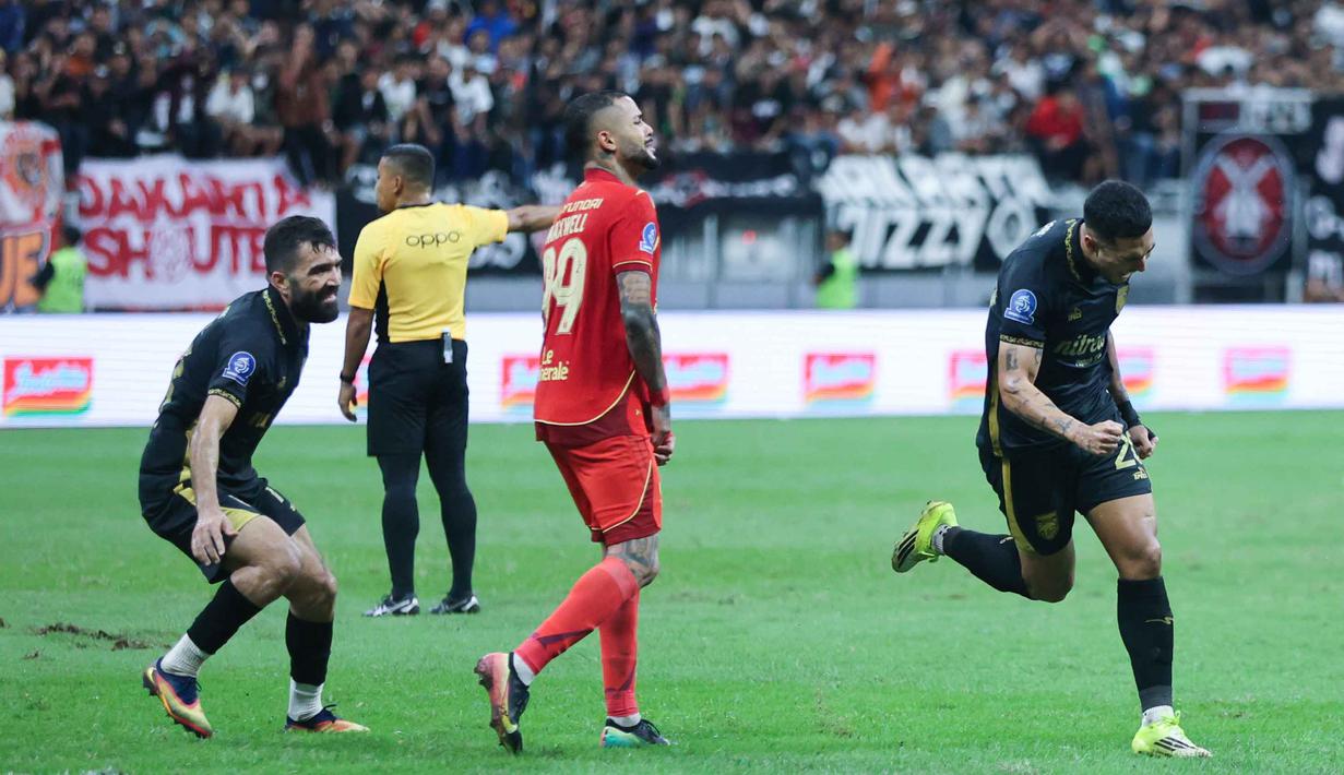 Bertanding Jakarta International Stadium pada Selasa (3/3/2026) malam WIB, Macan Kemayoran dipaksa menerima hasil imbang usai kebobolan menit 90+4. Tampak dalam foto, ekspresi pemain Borneo FC, Juan Felipe Villa Ruiz (kanan) usai mencetak gol saat melawan Persija pada pertandingan pekan ke-24 BRI Super League 2025/2026 di Jakarta International Stadium, Selasa (3/3/2026) malam WIB. (Bola.com/M Iqbal Ichsan)