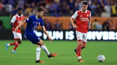 Gelandang Chelsea, Jorginho mengoper bola dari kawalan gelandang Arsenal, Granit Xhaka selama pertandingan Piala Florida di Camping World Stadium di Orlando, Florida pada 23 Juli 2022. Jorginho bergabung dengan pemimpin Liga Premier Arsenal dari Chelsea pada hari batas waktu transfer pada 31 Januari 2023 dengan biaya yang dilaporkan sebesar &pound;12 juta ($15 juta). (Sam Greenwood/Getty Images/AFP)