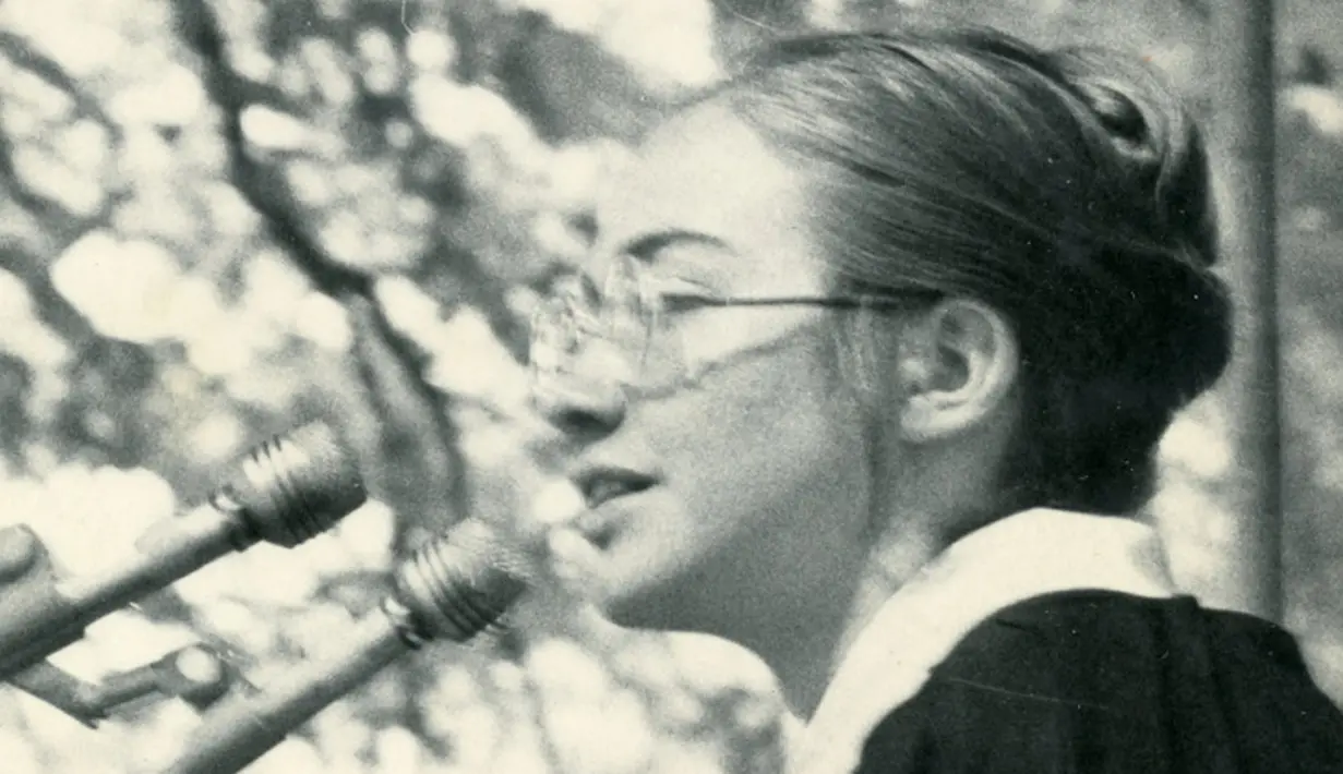 Hillary Clinton ketika mahasiswi berpidato di kampusnya Wellesley College di Boston, Massachusetts, AS, pada tahun 1969. (Wellesley College Archives/Handout via REUTERS)