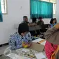 Seorang anak anggota TNI digendong ibunya usai mengikuti vaksinasi ulang di Kantor Kesehatan Kopassus Jakarta, Senin (18/7). Kopassus menggelar vaksinasi ulang terhadap anak prajurit yang terindikasi menjadi korban vaksin palsu (Liputan6.com/Helmi Afandi)