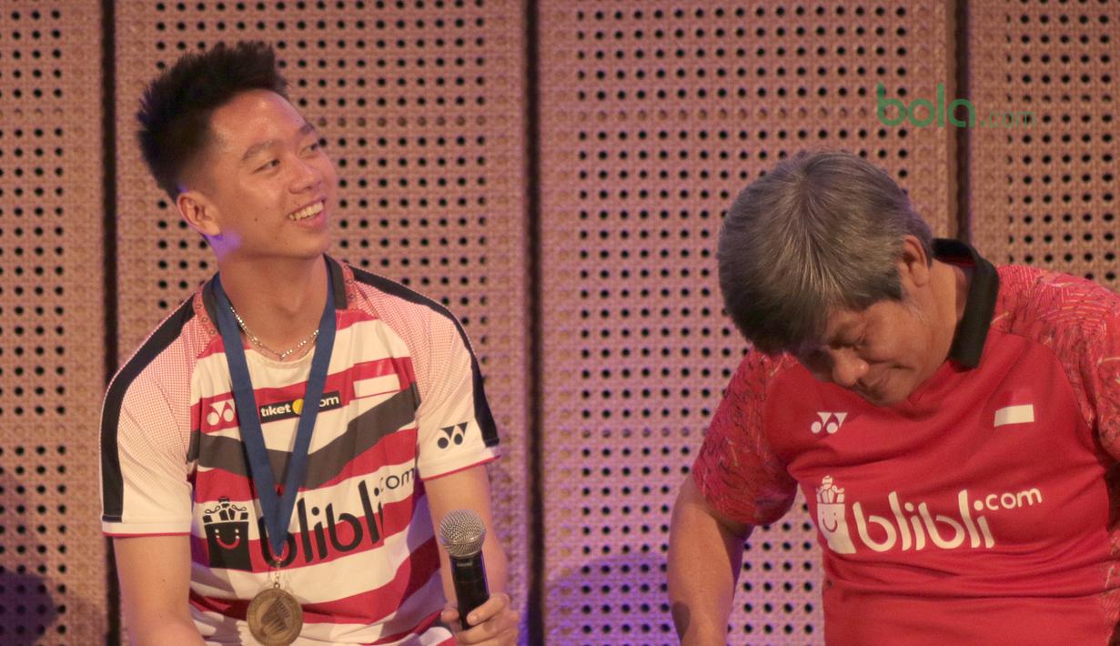 Kevin Sanjaya menjawab pertanyaan wartawan pada sesi tanya jawab di di Galeri Indonesia Kaya, Grand Indonesia, Jakarta (28/3/2018). Kevin menerima deposito sebesar Rp 200 juta dari Djarum Foundation. (Bola.com/Nick Hanoatubun)