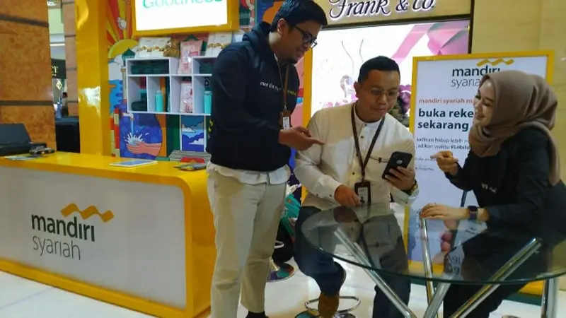 Warga Pekanbaru yang membuka rekening secara online melalui mandiri syariah mobile.