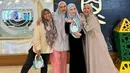Inilah potret Ayana Moon bersama teman-temannya saat momen buka puasa bersama. Perempuan kelahiran Korea Selatan tanggal 28 Desember 1995 itu menyebut ketiga temannya ini dengan 'Sister fillah'. Pertemanan mereka dimulai sejak 2018, ketika ia baru datang ke Indonesia. Sudah 6 tahun berteman, Ayana pun merasa mereka sudah seperti keluarga. (Liputan6.com/IG/@xolovelyayana)