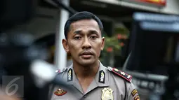 Kapolsek Kompol Ari Cahya Nugraha memberikan keterangan pers di Polsek Kelapa Gading, Jakarta, Kamis (18/2). Menurut pihak kepolisian, Saipul Jamil mengakui perbuatannya telah mencabuli remaja pria berinisial DS di kediamannya (Liputan6.com/Faizal Fanani)
